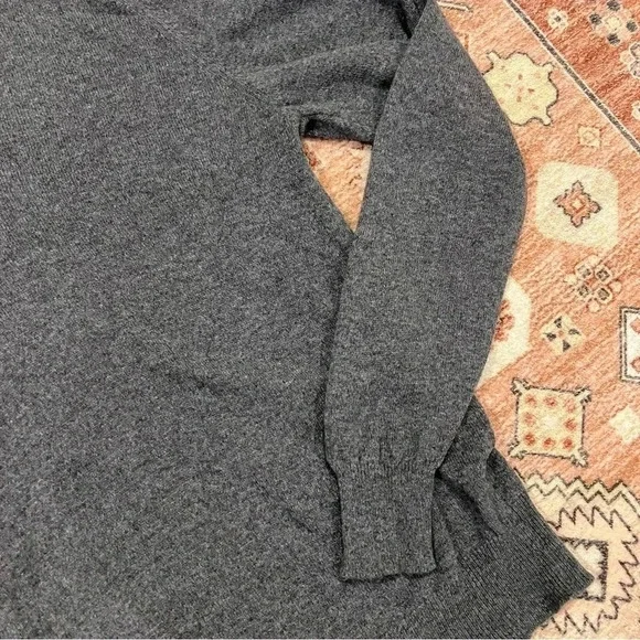 Vintage 100% Pure Lambs Wool Knit Gray V-Neck Sweater - Picture 3 of 4